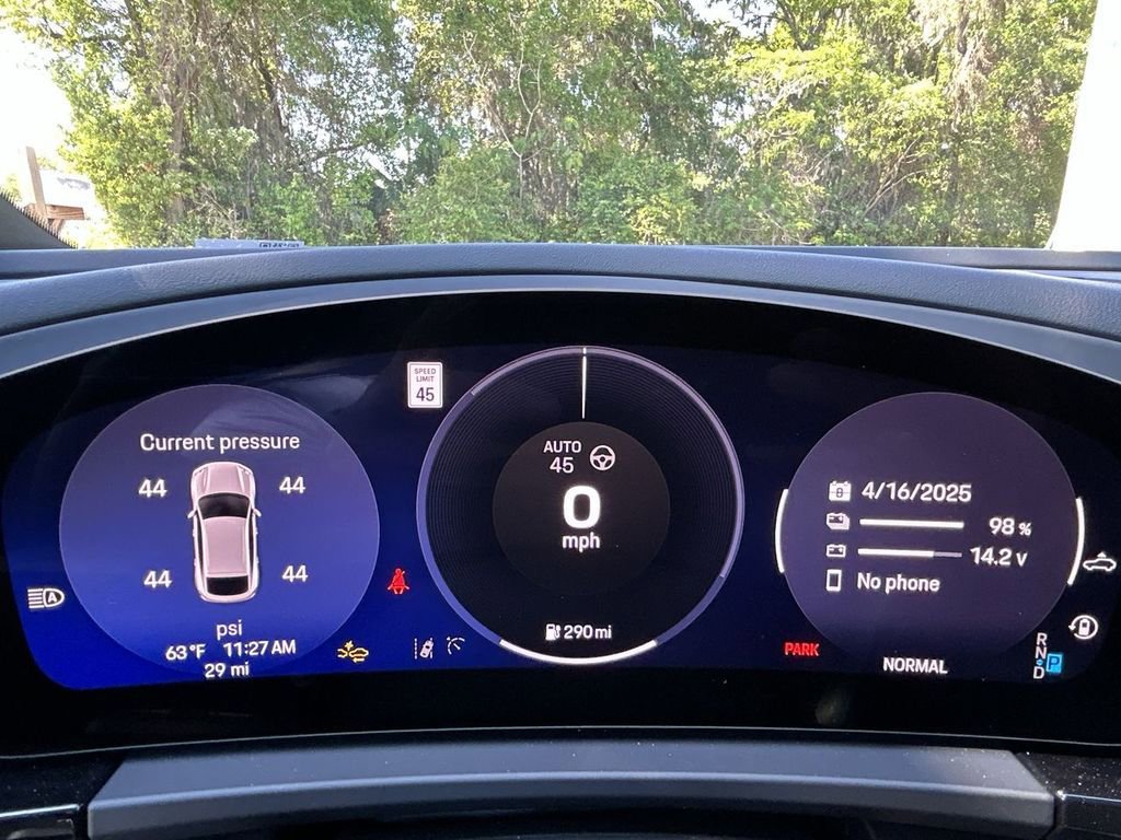 Certified 2025 Porsche Macan Electric image 10