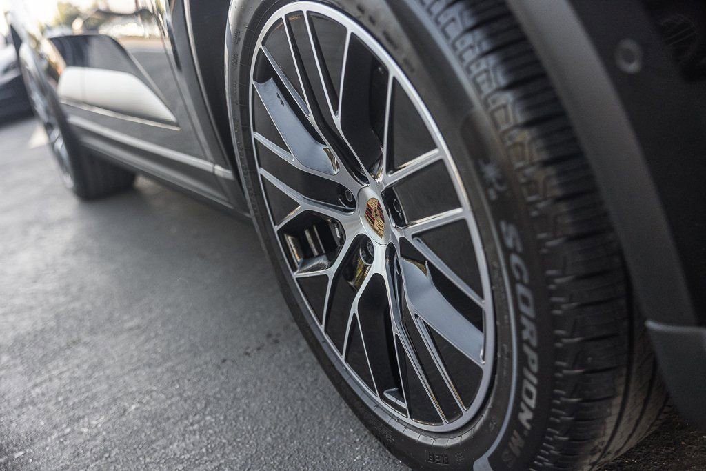 Certified 2025 Porsche Macan Electric image 28