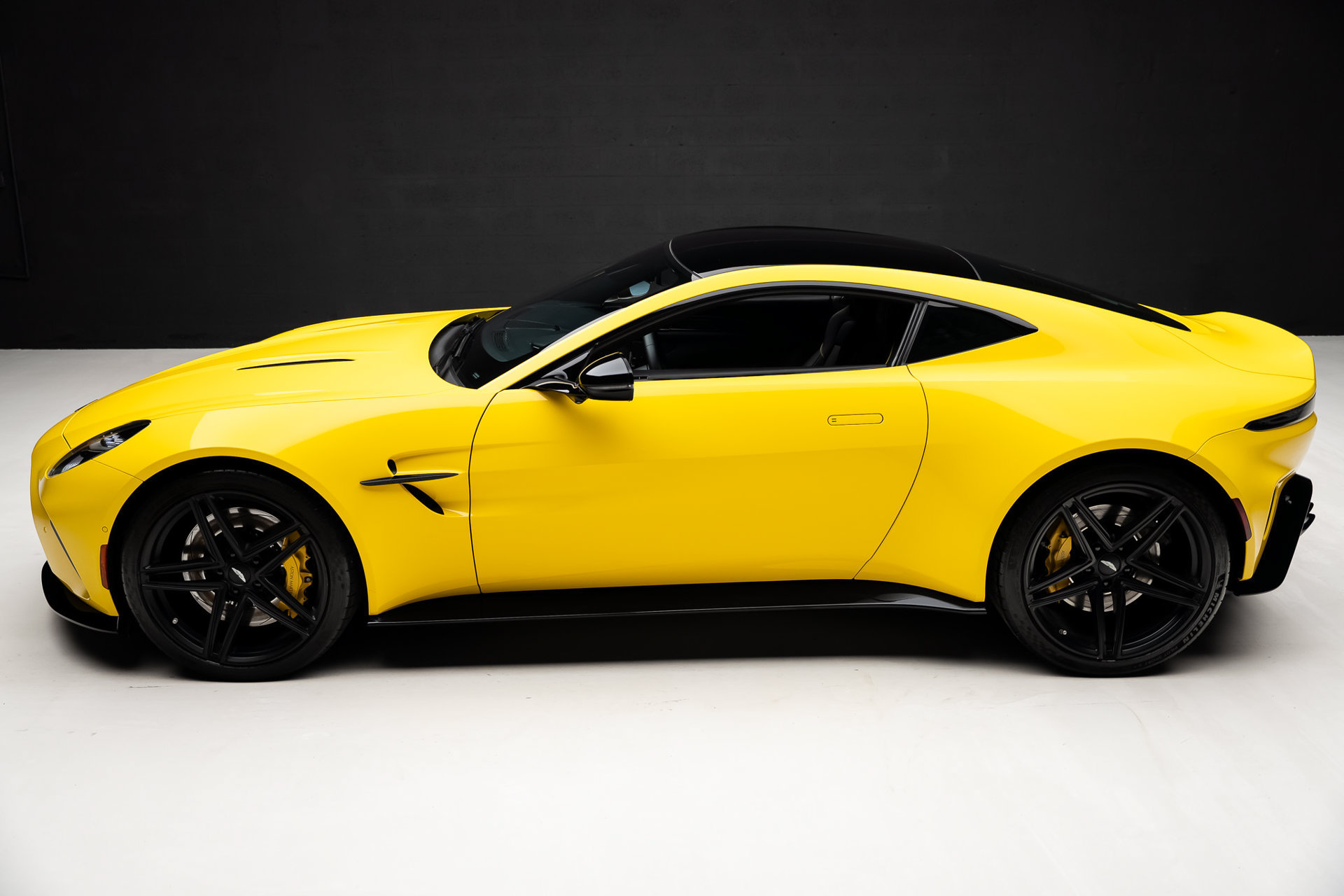 Used 2025 Aston Martin V8 Vantage Coupe RWD image 16