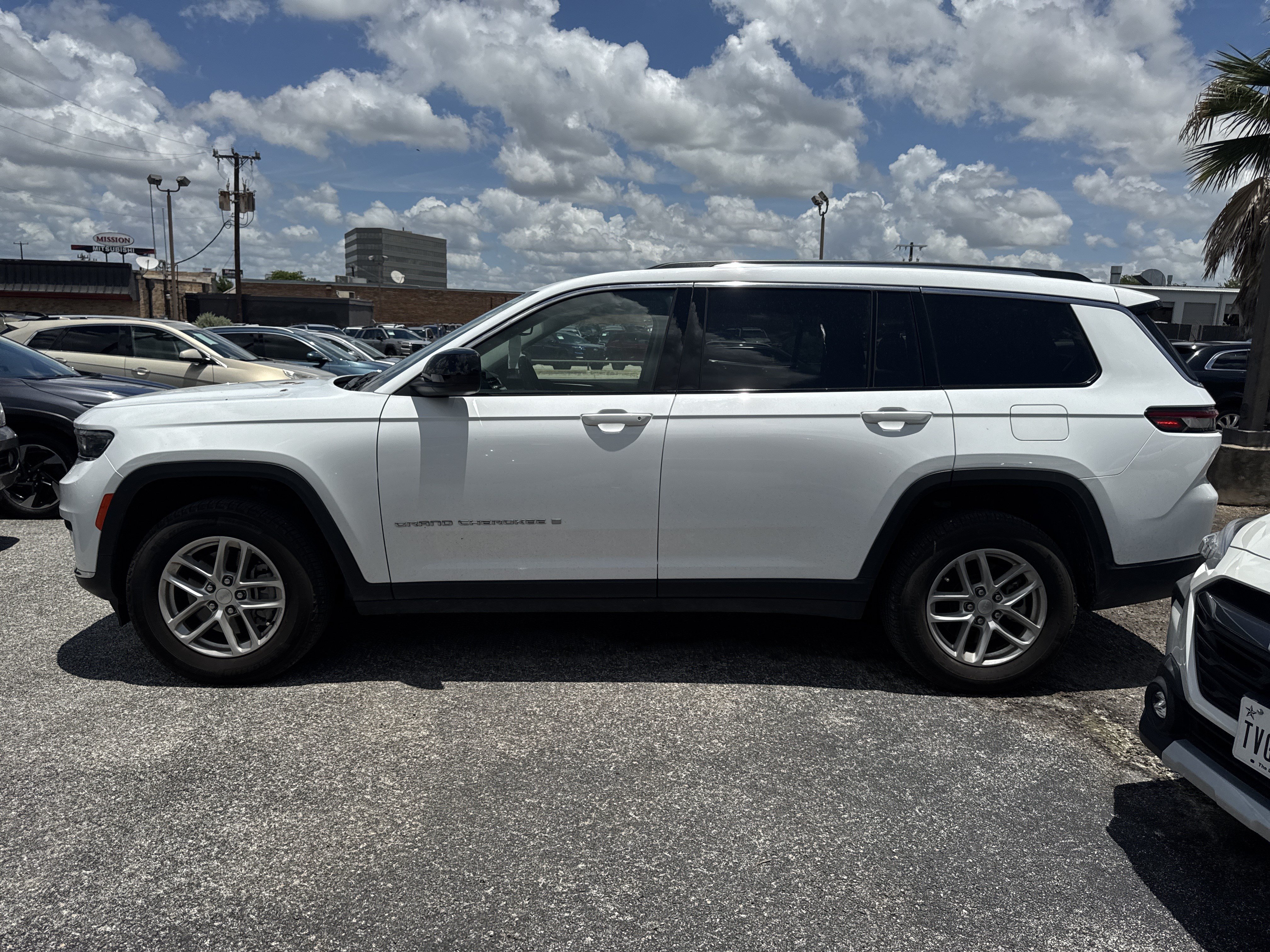Used 2023 Jeep Grand Cherokee L Laredo w/ Trailer Tow Group (B) AWD/4WD image 8