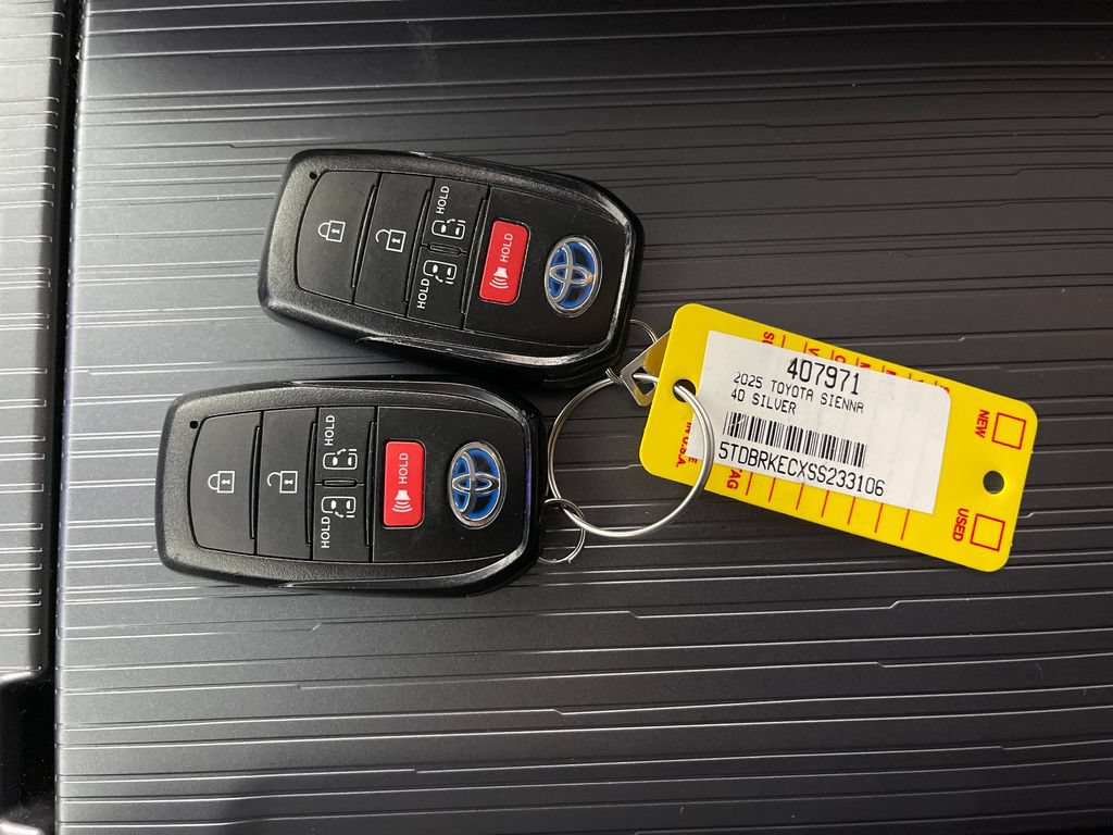 Used 2025 Toyota Sienna LE w/ LE Plus Package FWD image 26