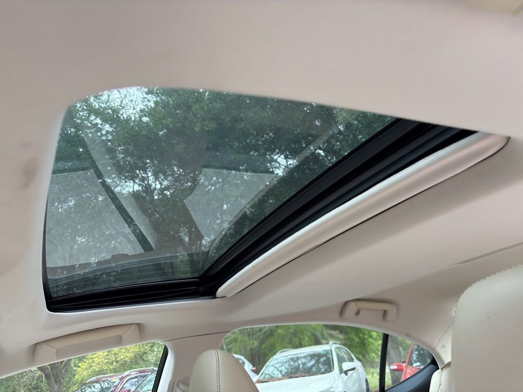 Used 2015 Lexus ES 300h w/ Navigation System Package image 4