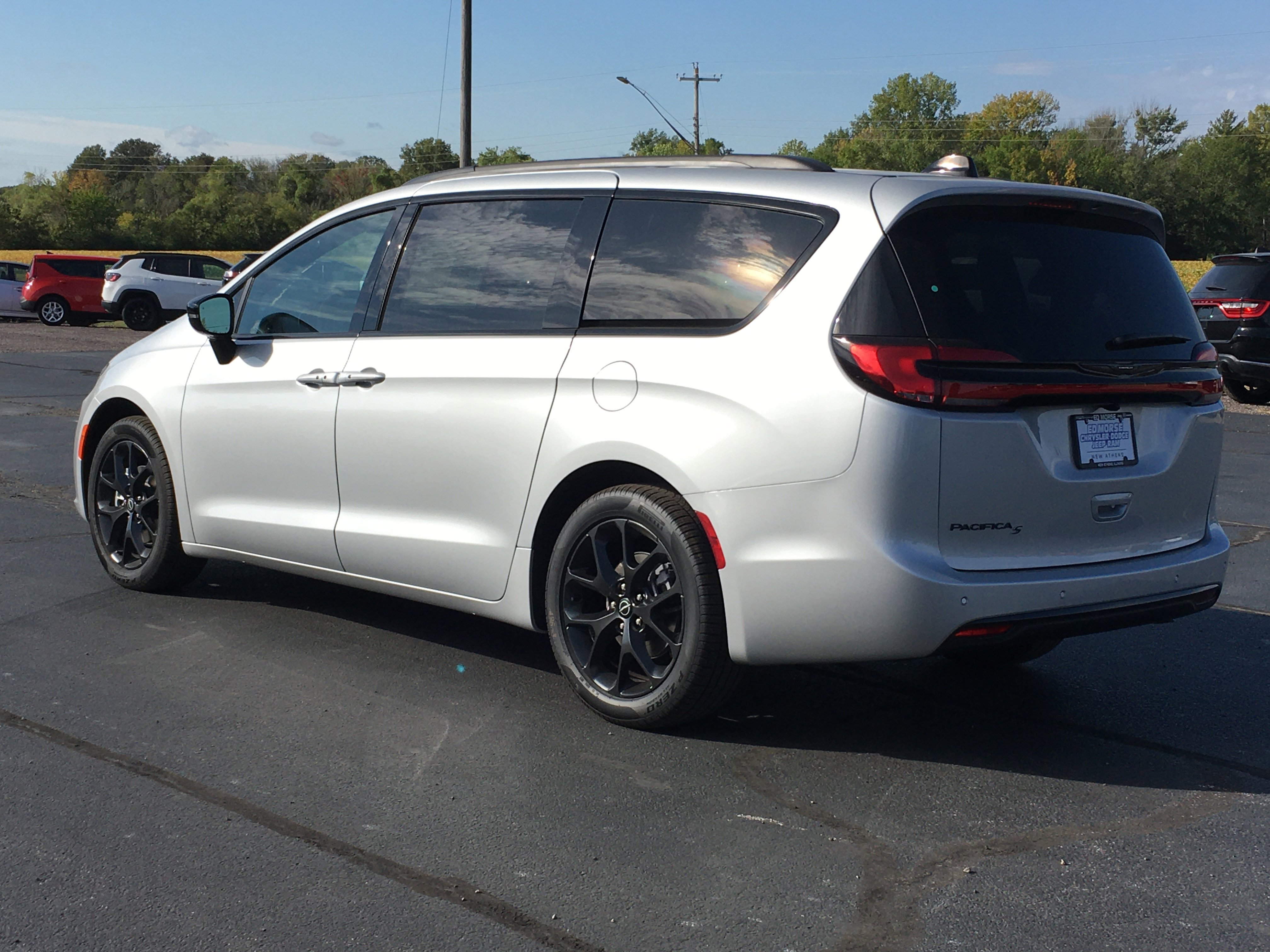 New 2026 Chrysler Pacifica Select w/ S Appearance Package image 5