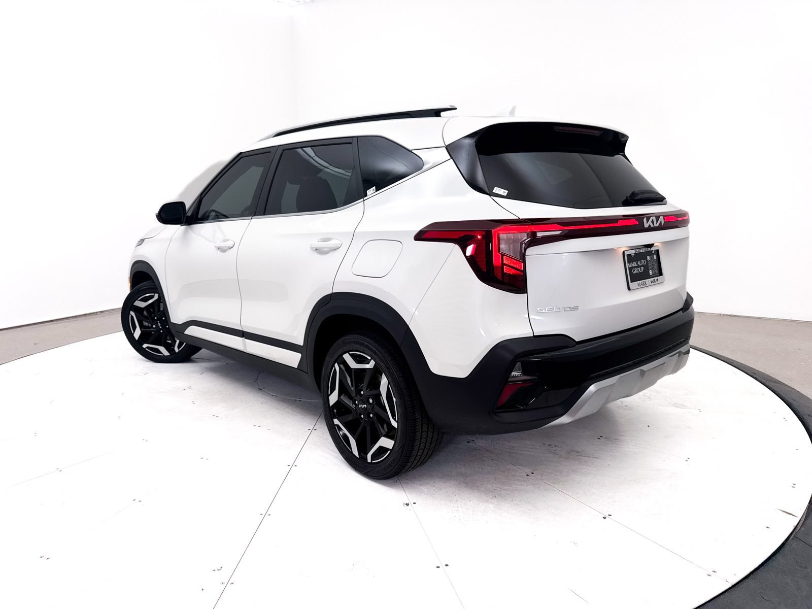 Certified 2024 Kia Seltos SX w/ SX Sunroof Package AWD/4WD image 2