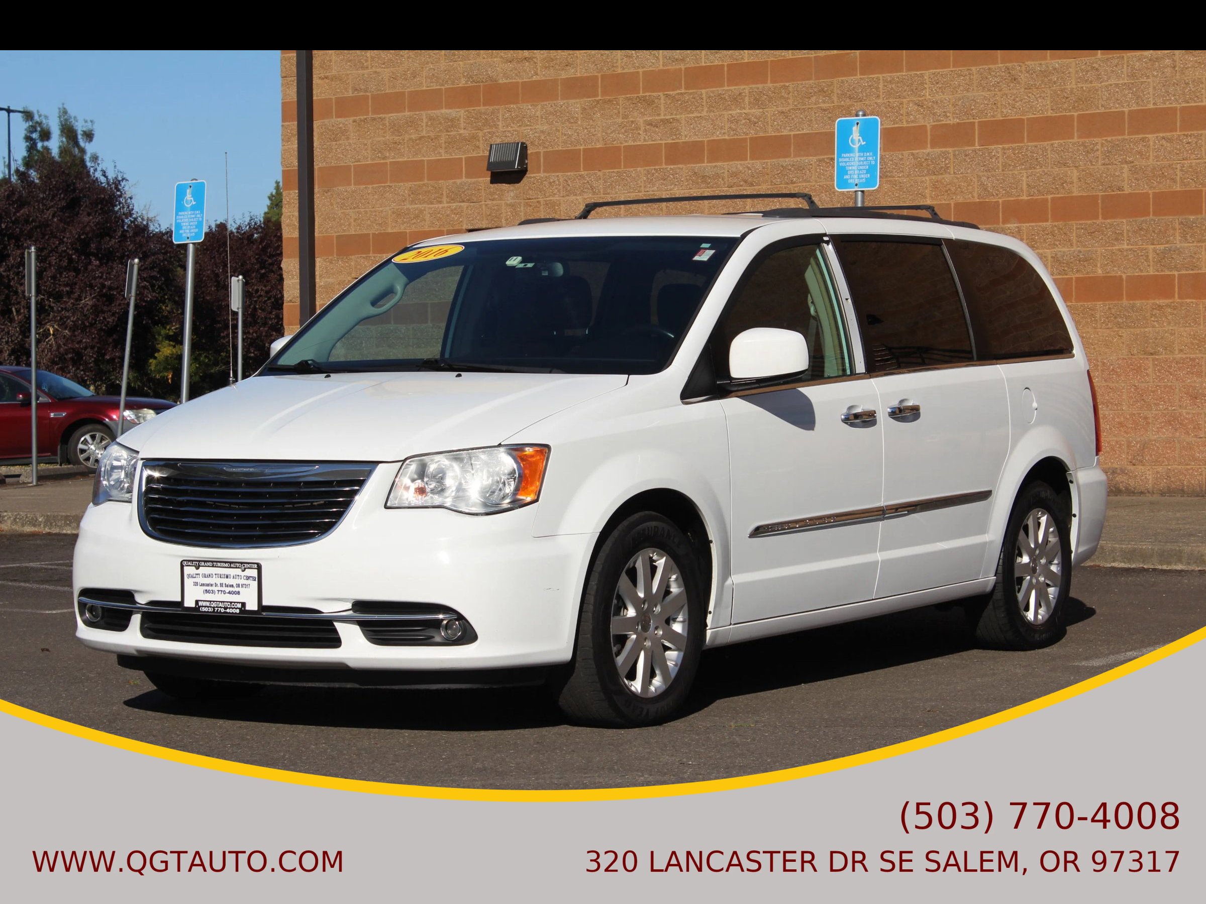 Used 2016 Chrysler Town & Country Touring w/ Driver Convenience Group image 2