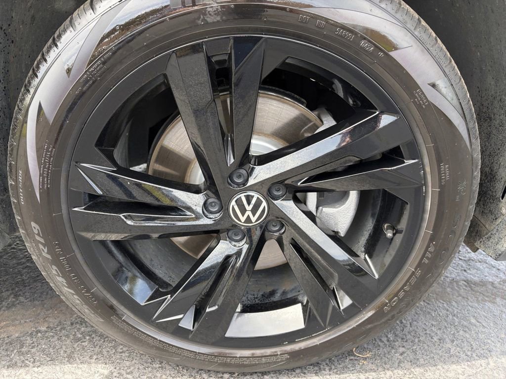 Certified 2024 Volkswagen Tiguan SE R-Line w/ MDO Package, Three-Row FWD image 30
