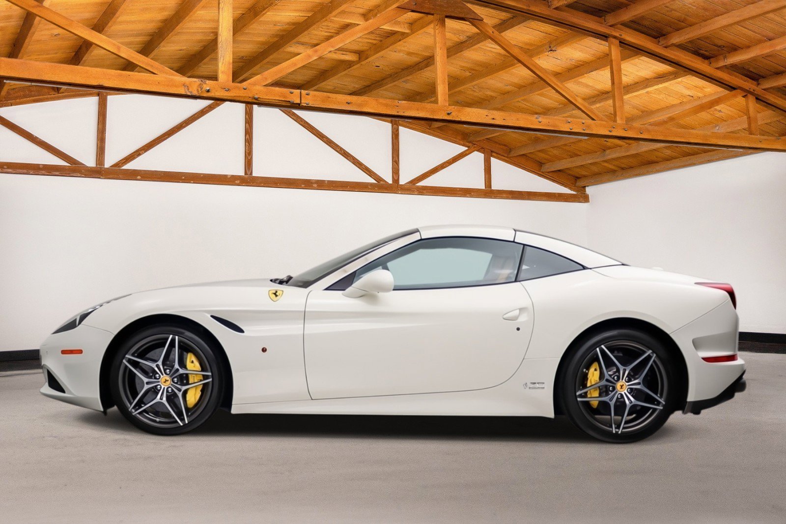 Used 2017 Ferrari California T RWD image 3
