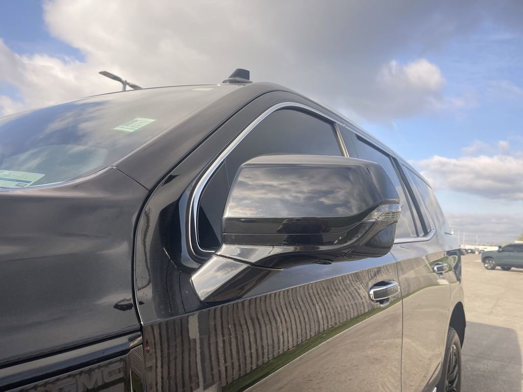 Used 2024 GMC Yukon SLT w/ SLT Luxury Package image 3