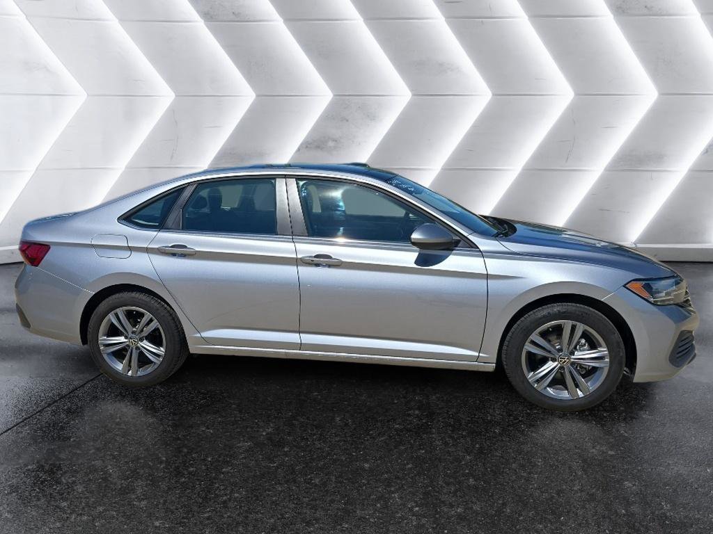 Used 2024 Volkswagen Jetta SE w/ Panoramic Sunroof Package FWD image 4
