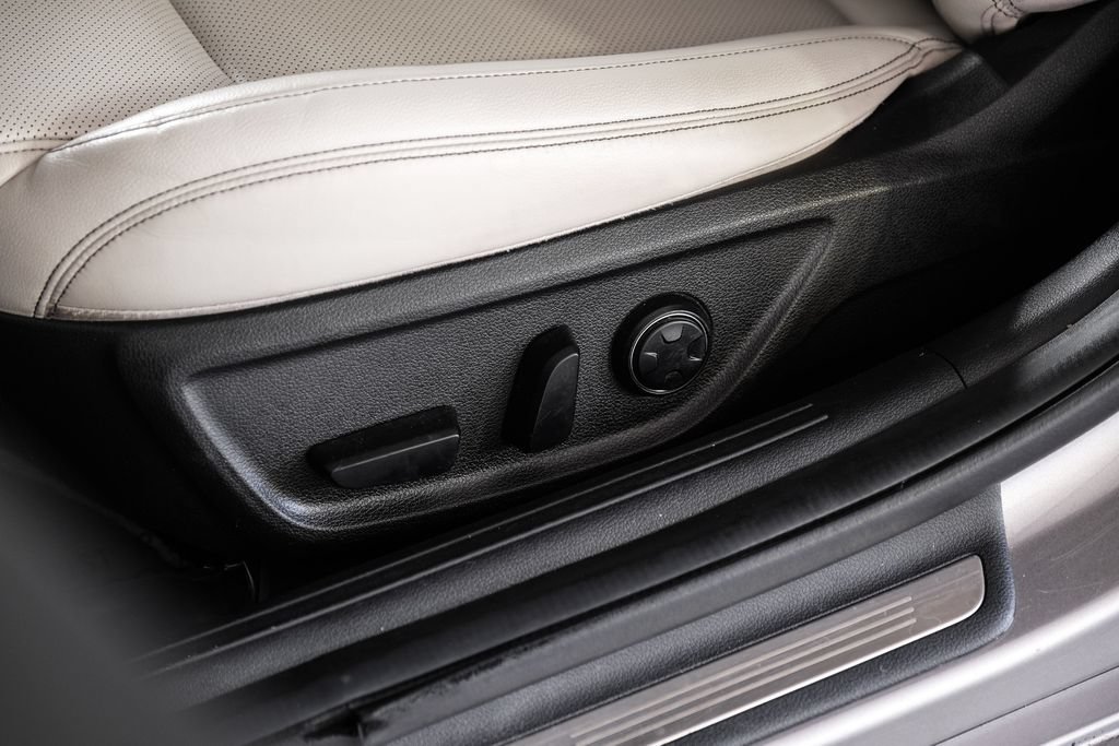 Used 2024 Genesis G70 2.5T RWD image 39