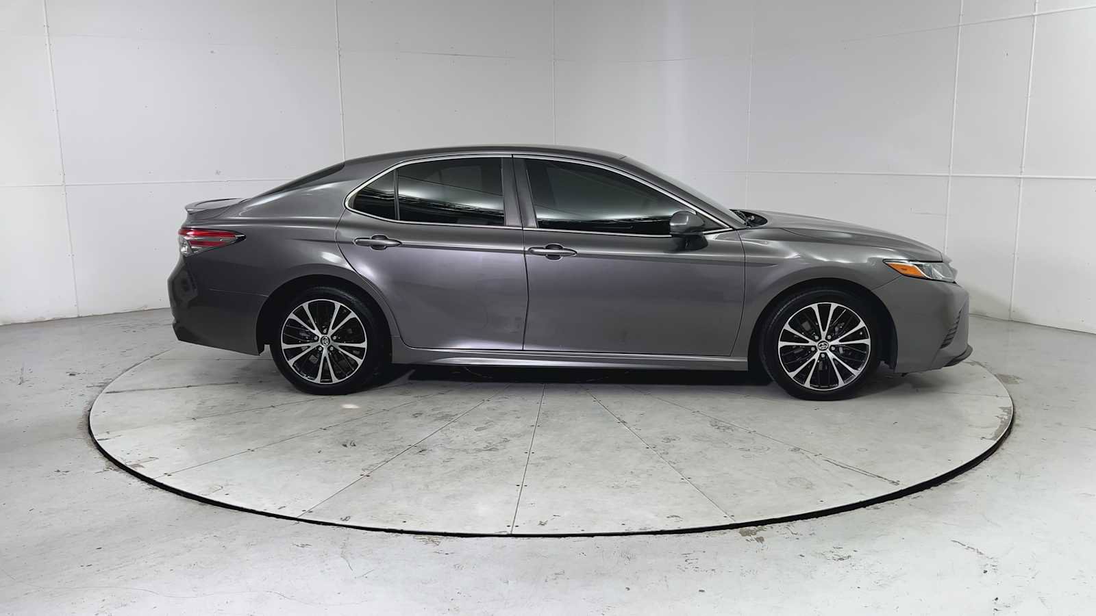 Used 2018 Toyota Camry SE image 9