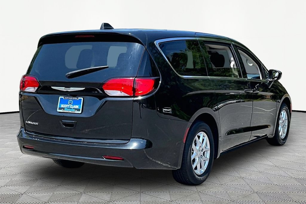 Used 2023 Chrysler Voyager LX FWD image 5