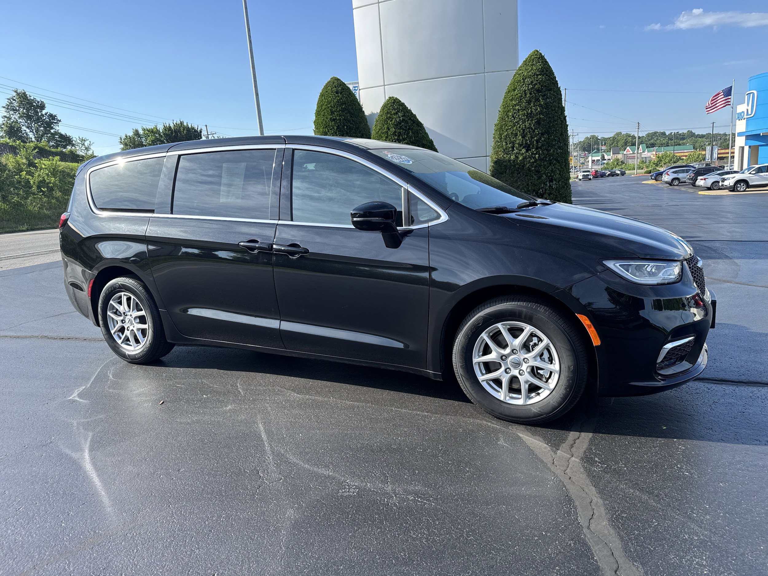 Used 2025 Chrysler Pacifica Select FWD image 1