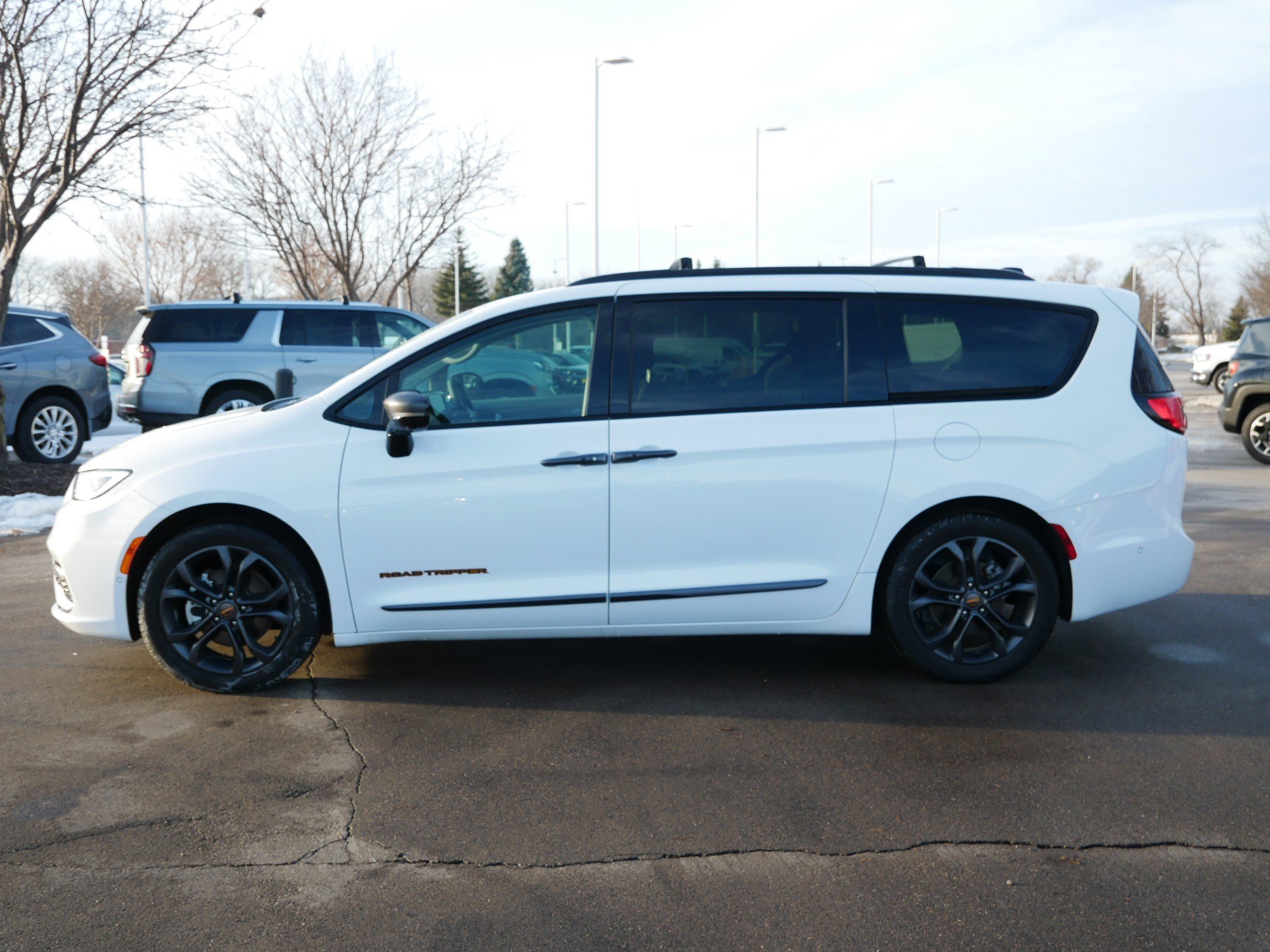Used 2024 Chrysler Pacifica Touring-L w/ Road Tripper Package image 4