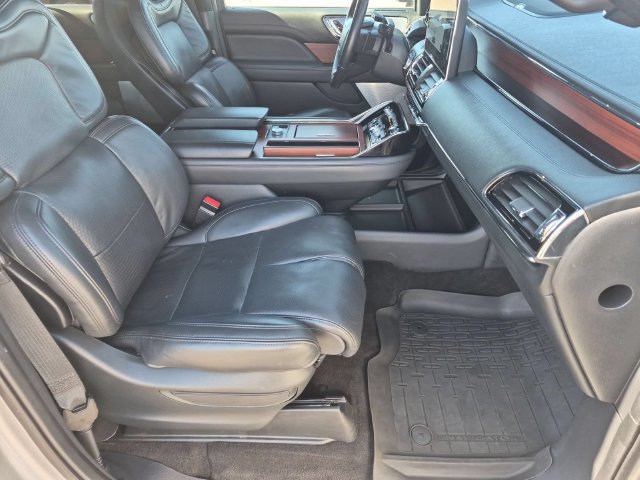 Used 2023 Lincoln Navigator Reserve AWD/4WD image 32
