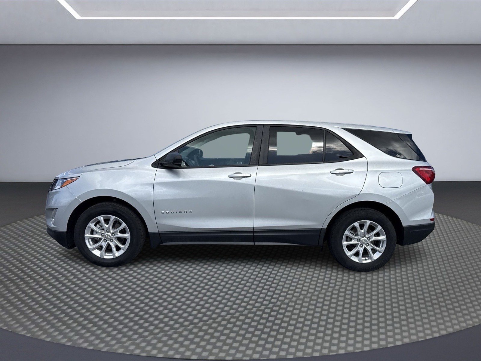 Used 2020 Chevrolet Equinox LS w/ LS Convenience Package FWD image 3