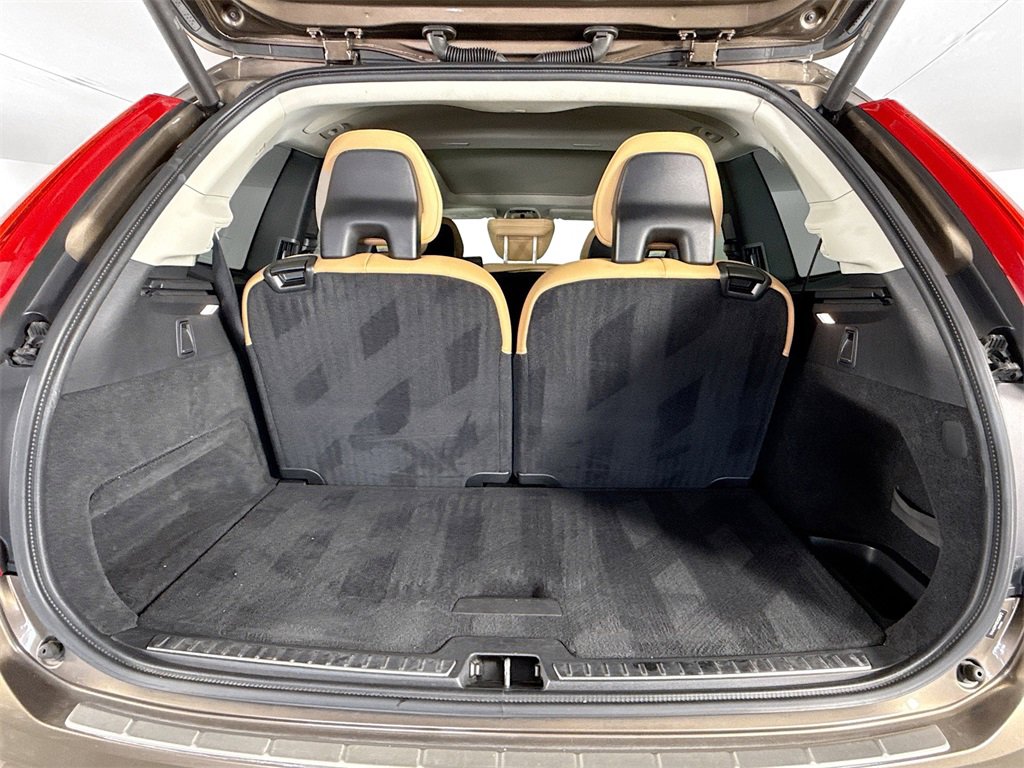 Used 2016 Volvo XC90 T6 Momentum w/ Vision Package image 27