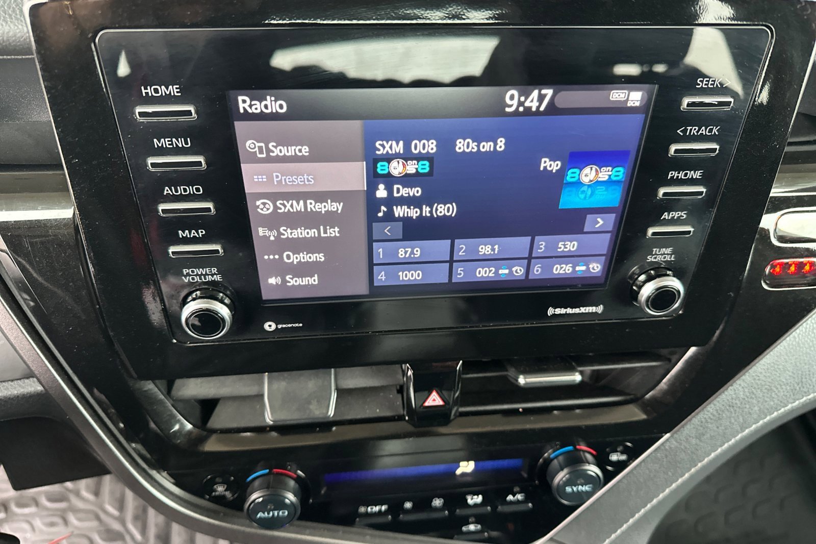 Used 2022 Toyota Camry SE image 19