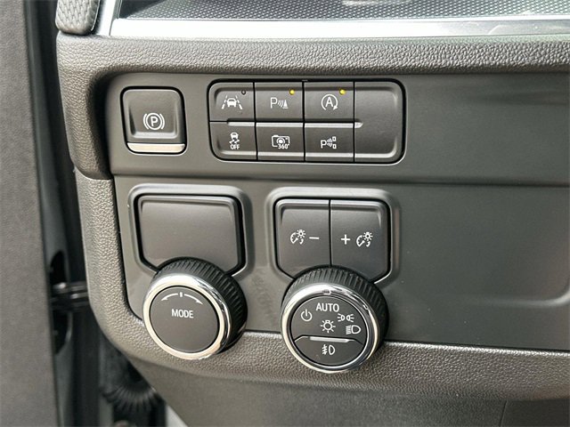 Used 2025 Chevrolet Suburban RST image 17