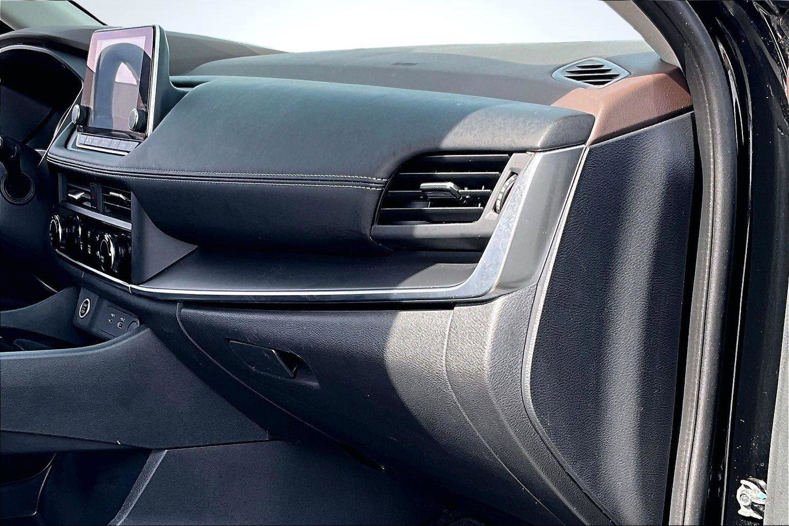 Used 2023 Nissan Rogue S image 17