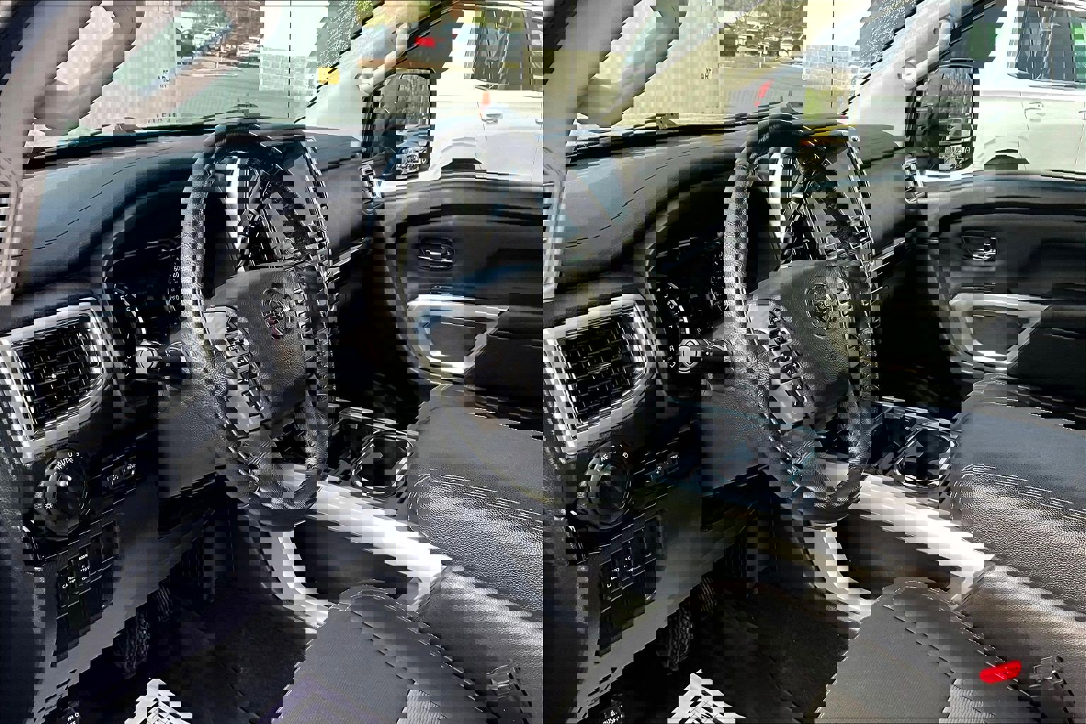 Used 2020 Nissan Titan SV w/ SV Convenience Package image 14