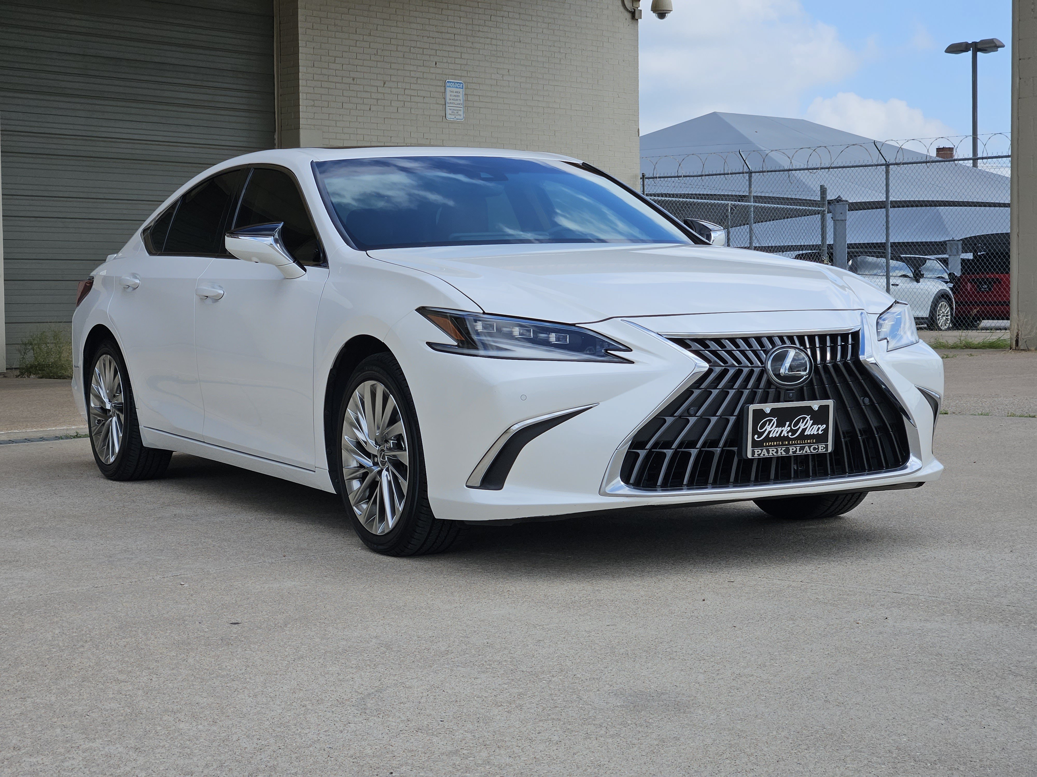 Used 2023 Lexus ES 300h Ultra Luxury w/ Accessory Package (Z2) FWD image 3