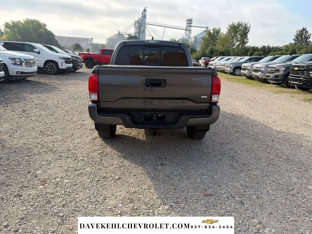 Used 2016 Toyota Tacoma TRD Sport AWD/4WD image 4