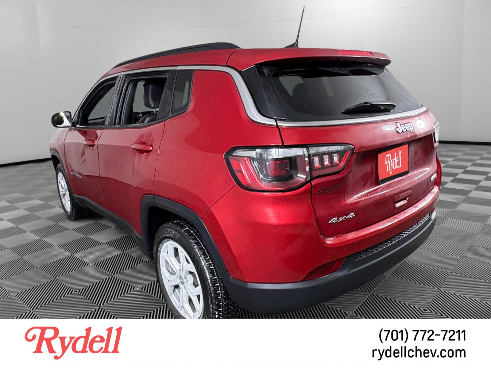 Used 2024 Jeep Compass Latitude image 3