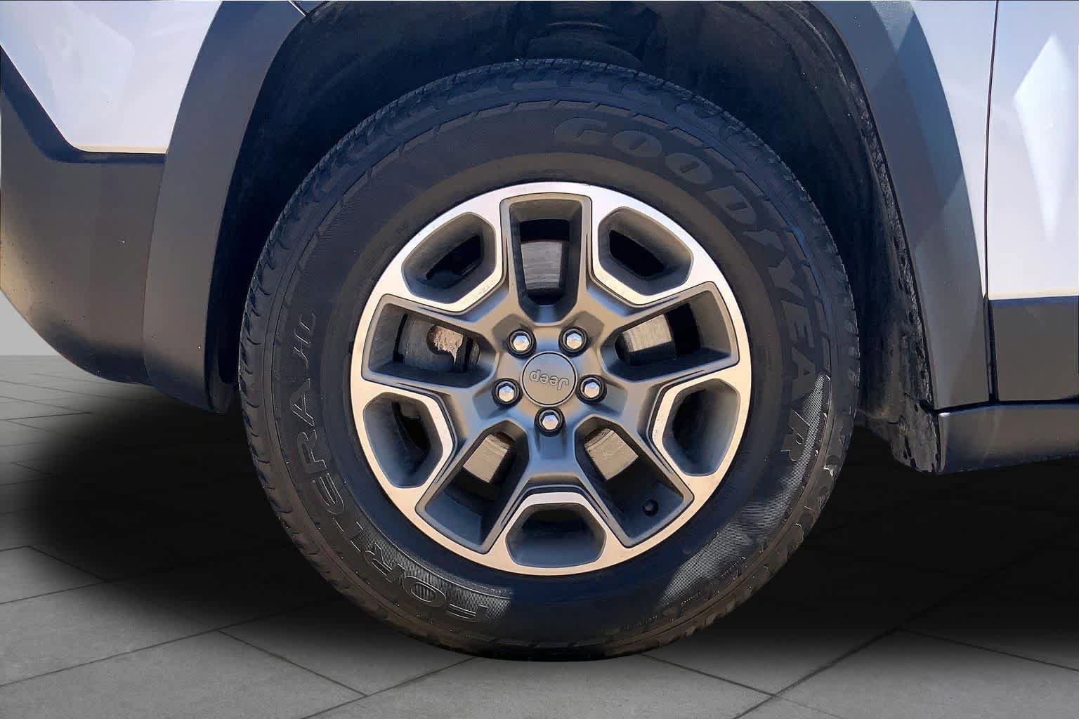Used 2020 Jeep Cherokee Trailhawk AWD/4WD image 11