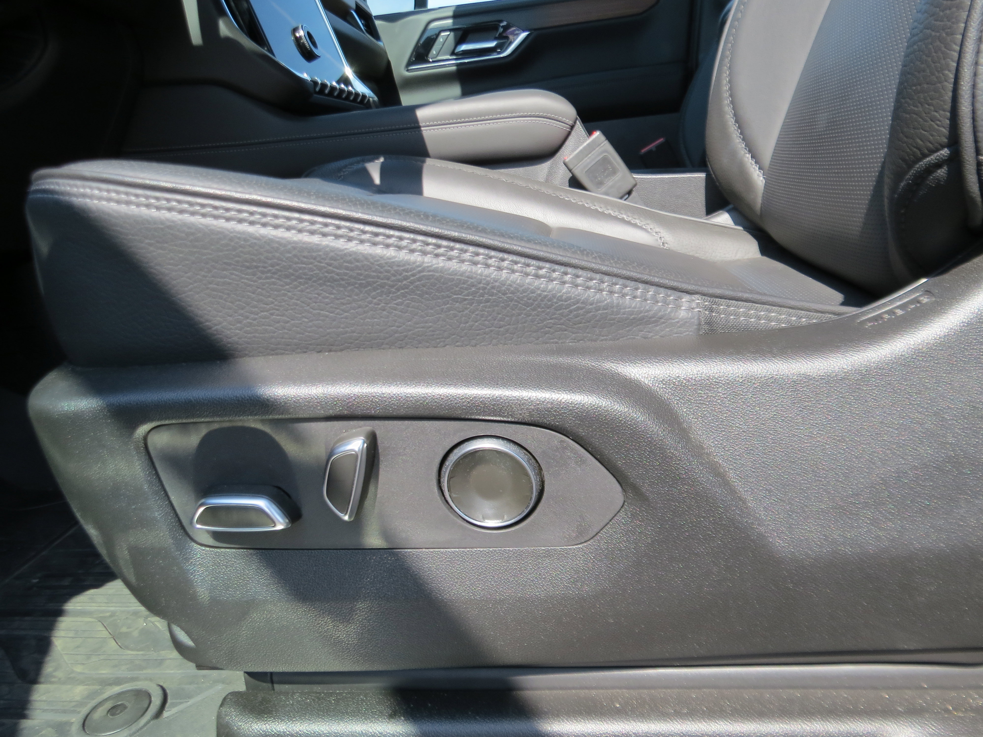 Used 2025 GMC Yukon XL Denali w/ LPO, Floor Liner Package AWD/4WD image 21