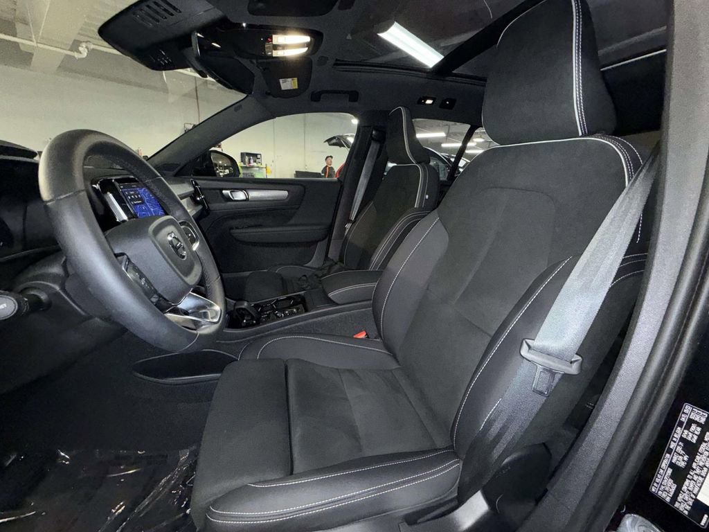 Used 2023 Volvo XC40 B5 Plus w/ Climate Package AWD/4WD image 2