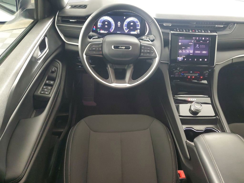 Used 2025 Jeep Grand Cherokee Laredo X image 14