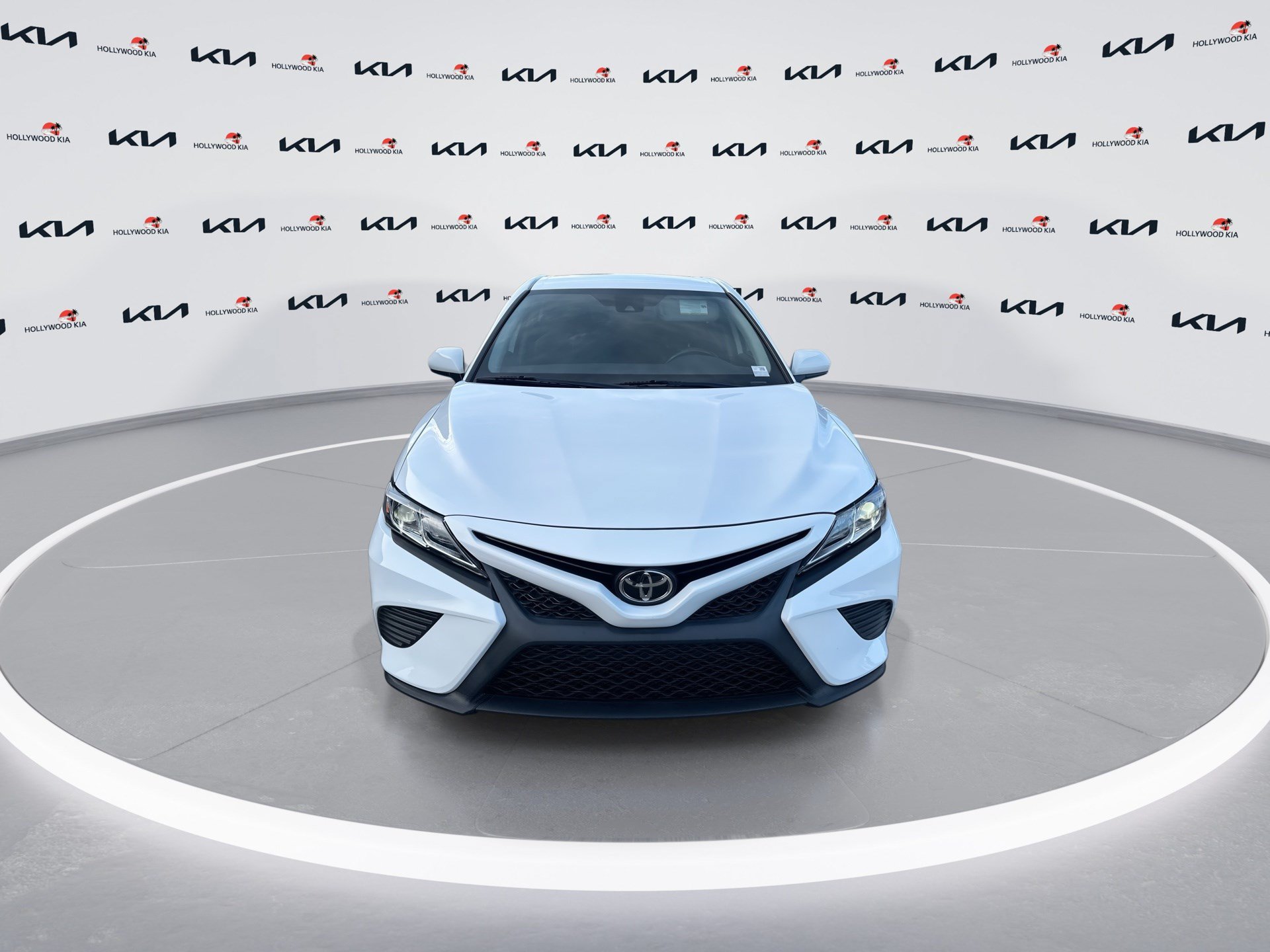 Used 2019 Toyota Camry SE FWD image 3