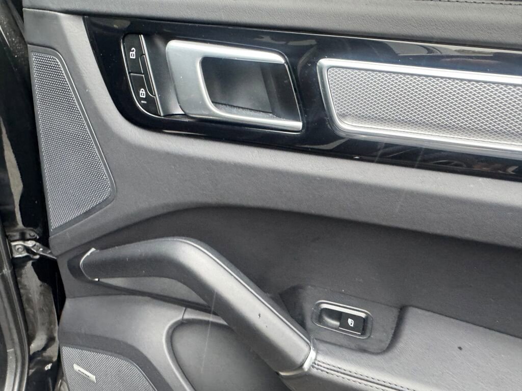 Used 2023 Porsche Cayenne Platinum Edition image 19