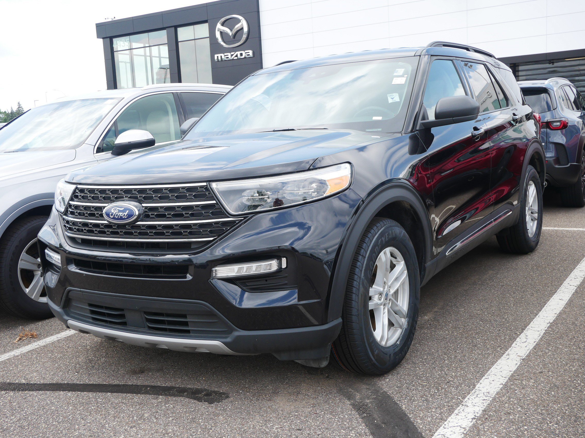 Used 2024 Ford Explorer XLT w/ Equipment Group 202A AWD/4WD image 3