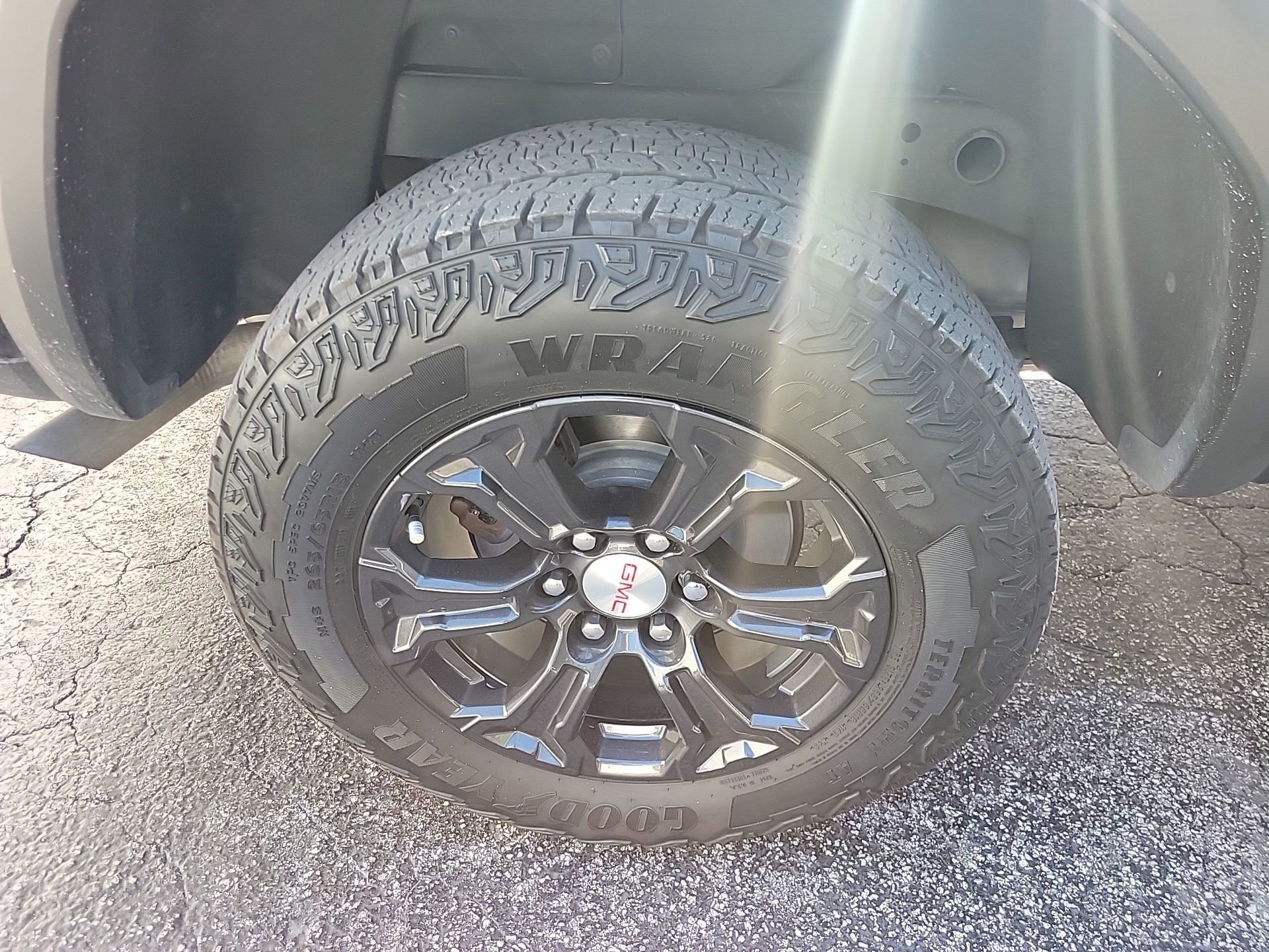 Used 2024 GMC Canyon Elevation image 12