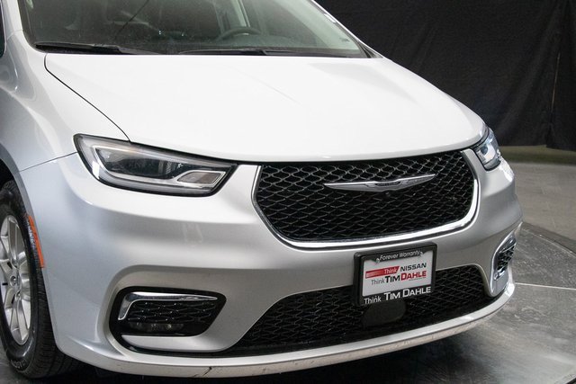 Used 2024 Chrysler Pacifica Touring-L image 3