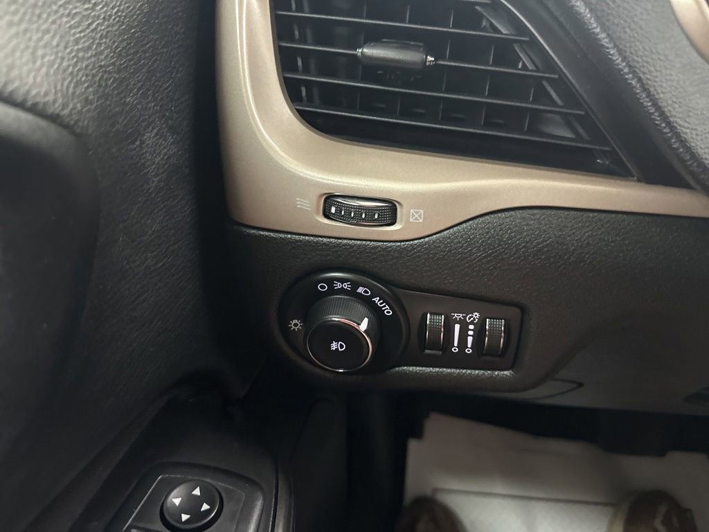 Used 2015 Jeep Cherokee Latitude w/ Cold Weather Group AWD/4WD image 39