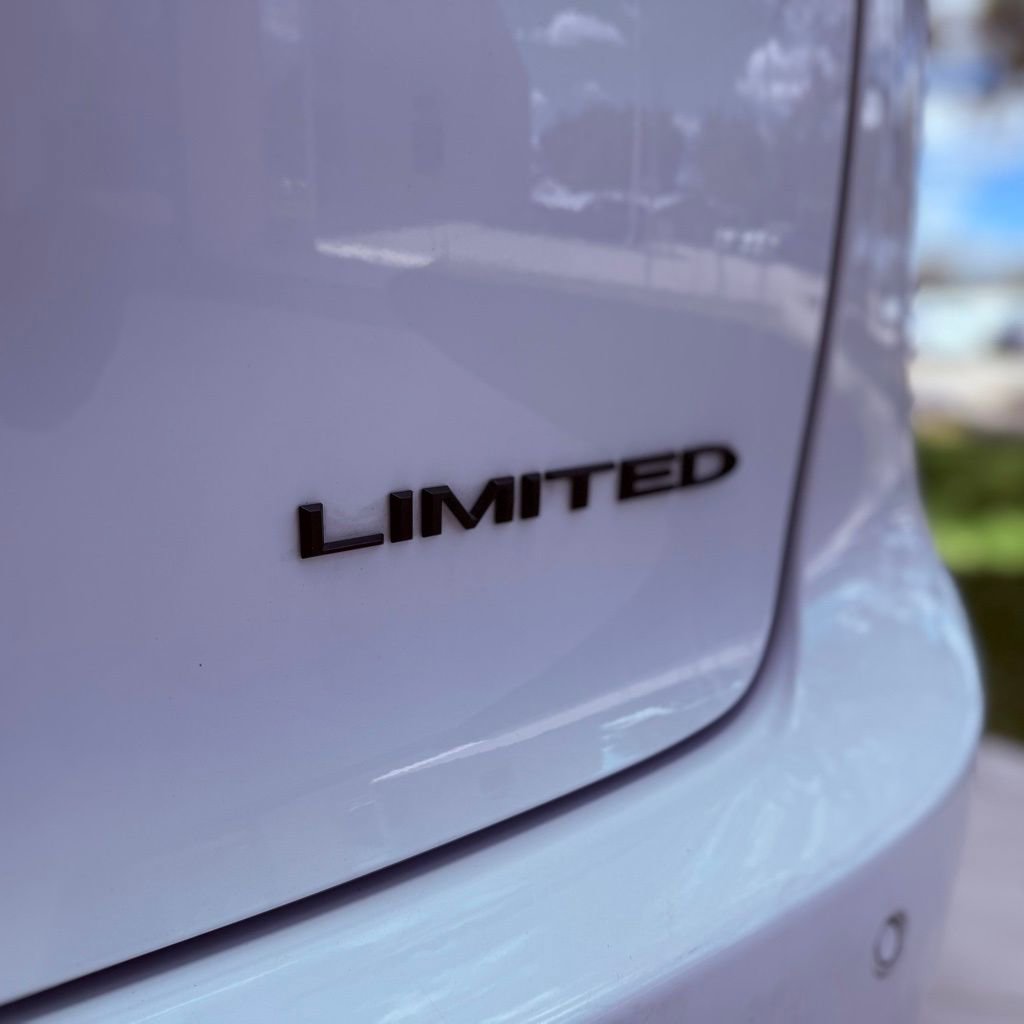 Used 2025 Chrysler Pacifica Limited image 36