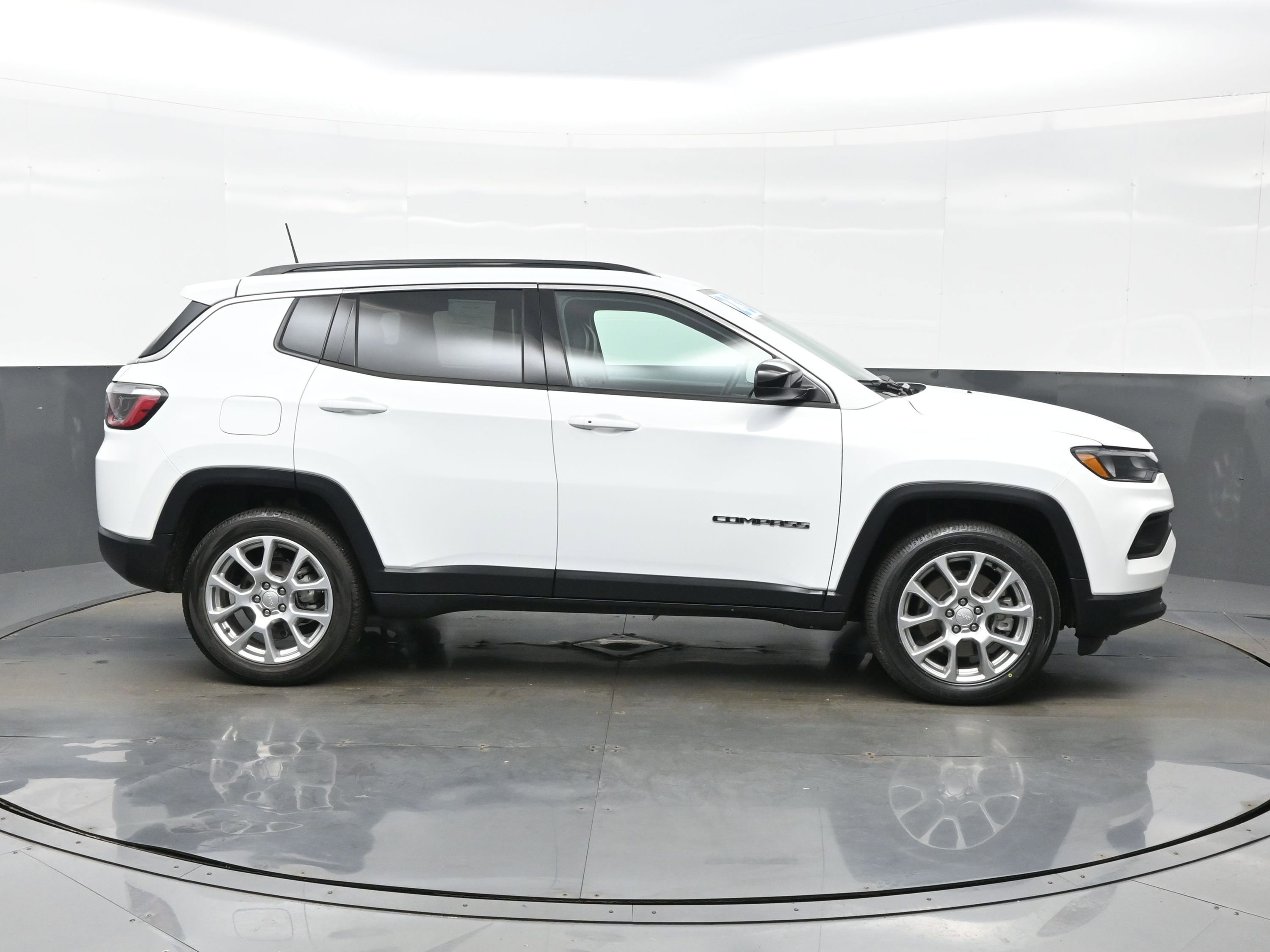 Used 2023 Jeep Compass Latitude image 7