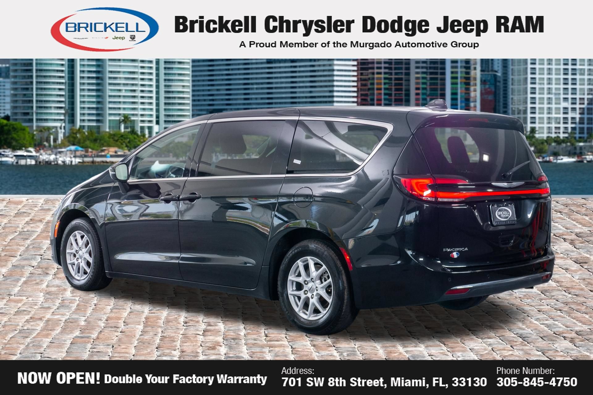 Used 2023 Chrysler Pacifica Touring-L FWD image 5