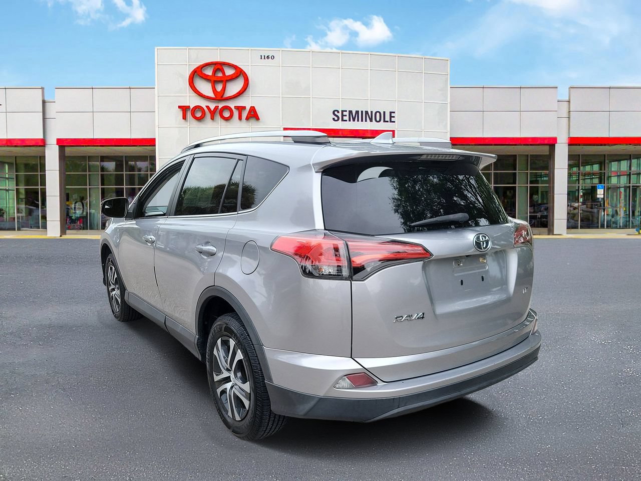 Used 2017 Toyota RAV4 LE FWD image 4