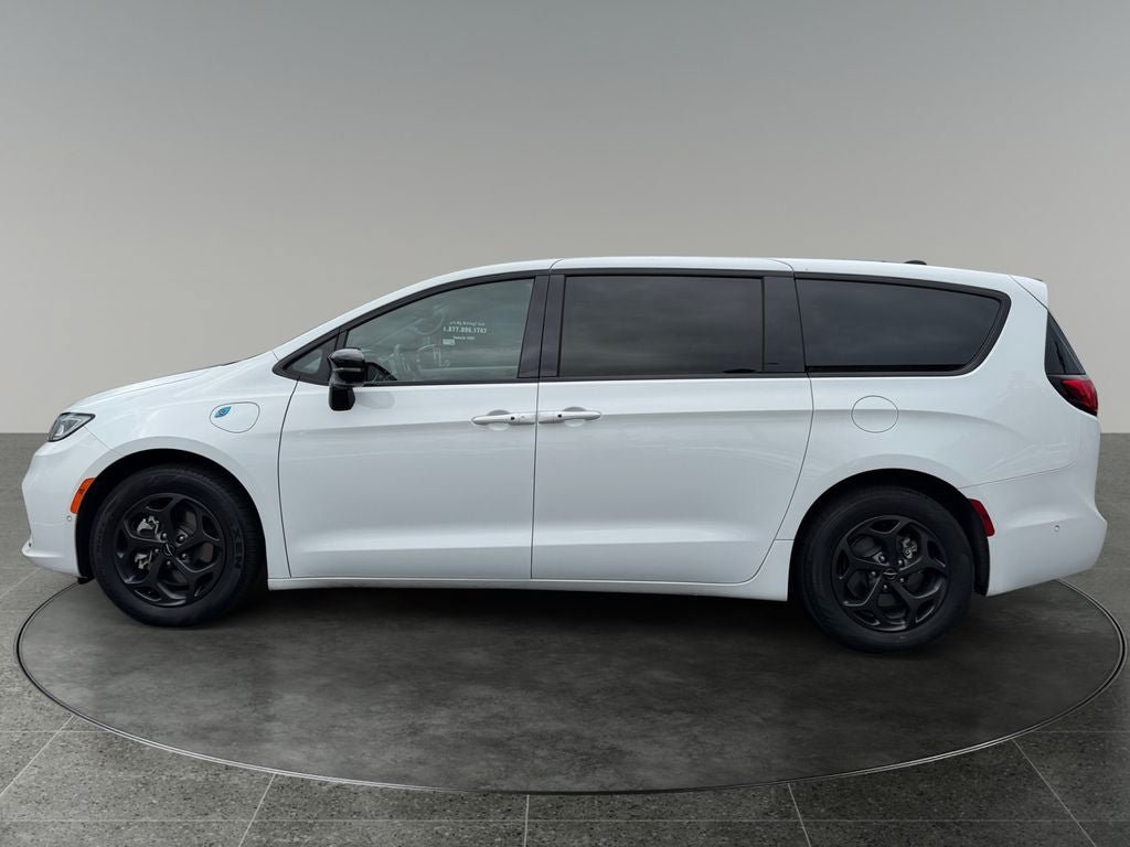 Used 2023 Chrysler Pacifica Limited w/ Uconnect Theater Family Group FWD image 5