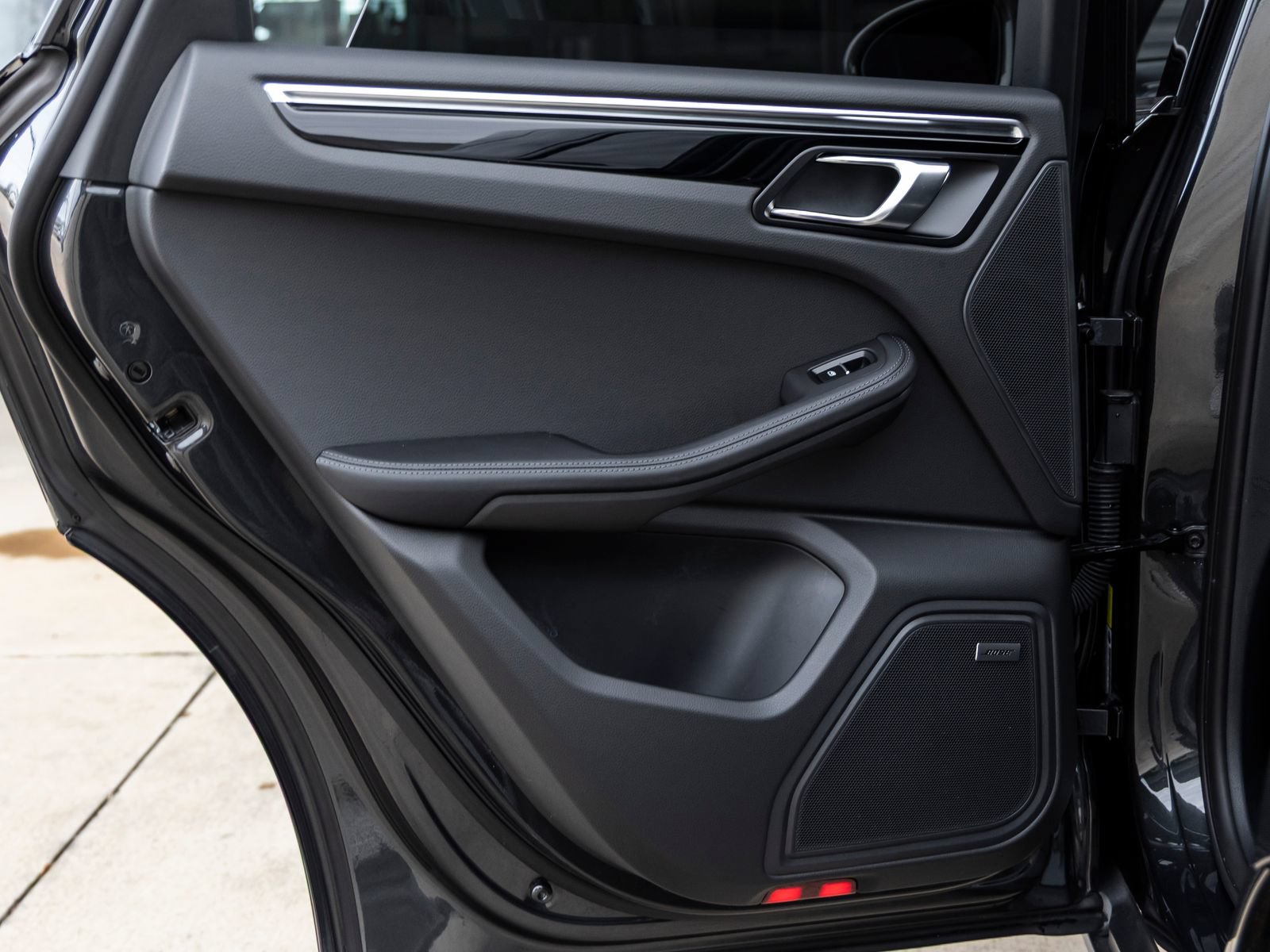Certified 2025 Porsche Macan Turbo AWD/4WD image 29