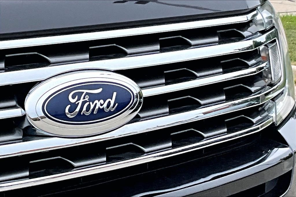 Used 2019 Ford Expedition XLT w/ Equipment Group 201A AWD/4WD image 11
