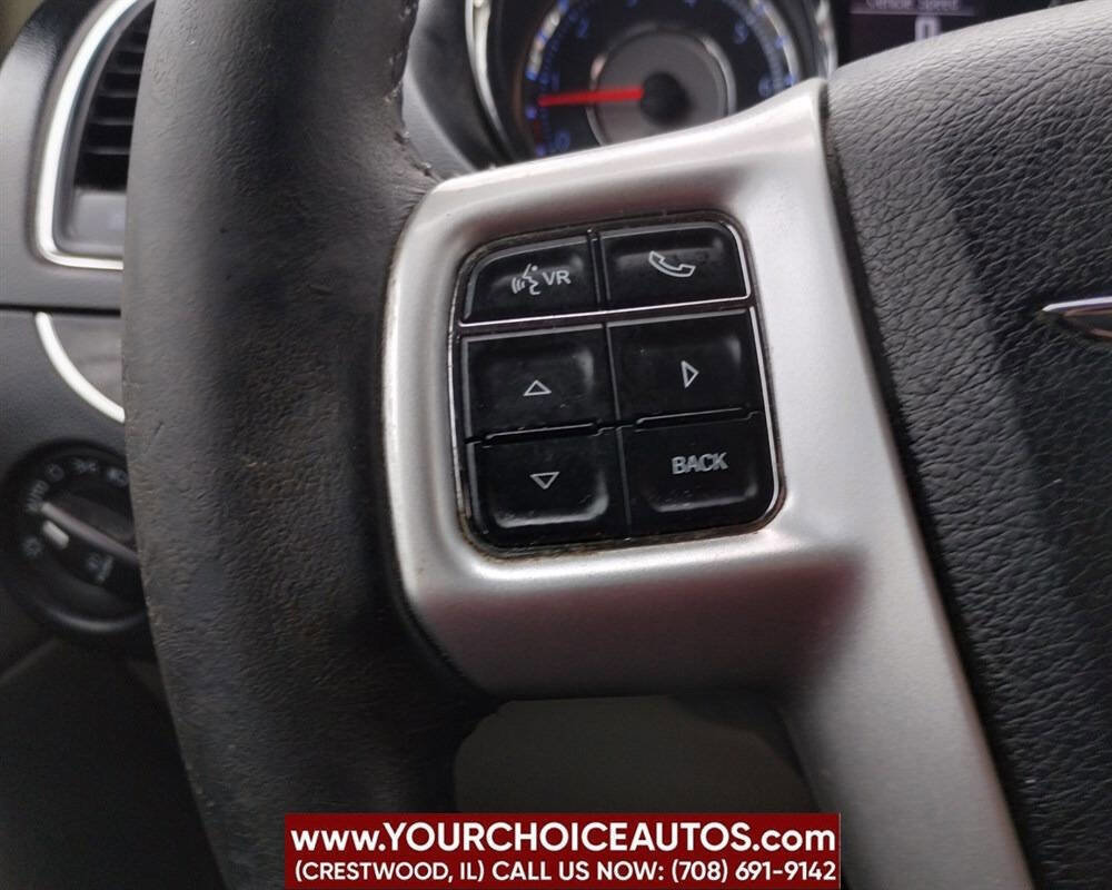 Used 2015 Chrysler Town & Country Touring image 25