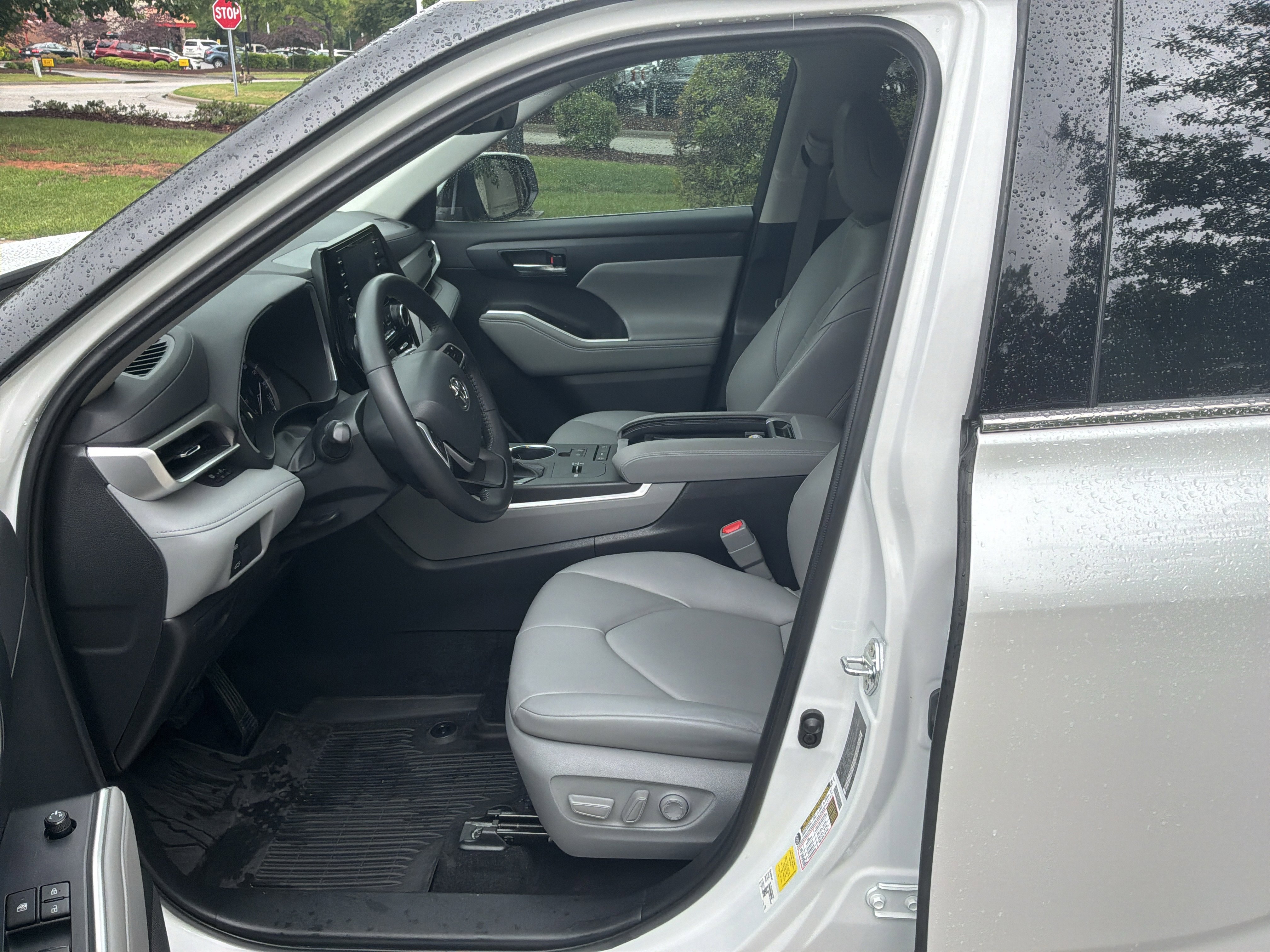 Used 2022 Toyota Highlander XLE FWD image 16