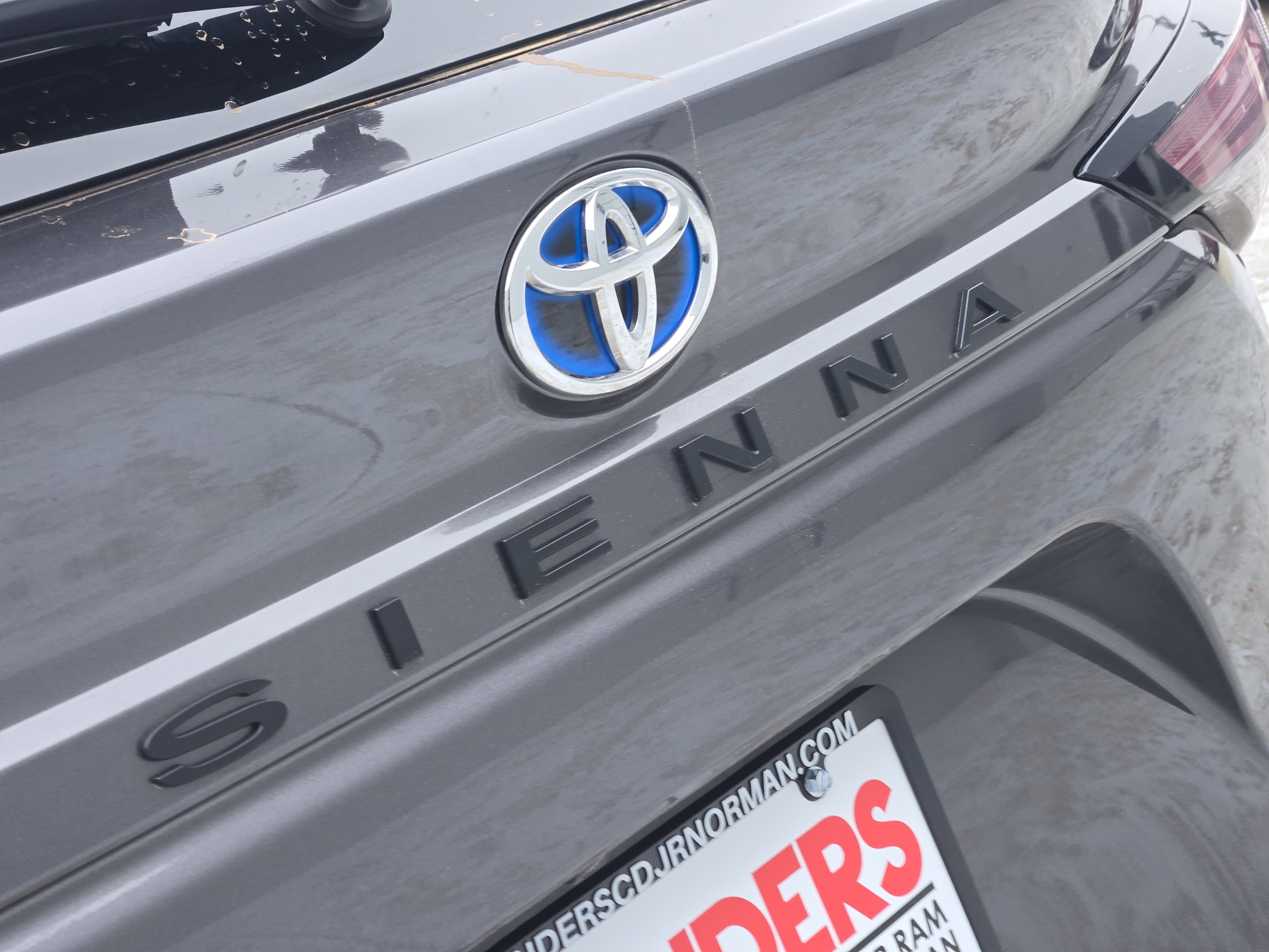 Used 2025 Toyota Sienna XLE image 12