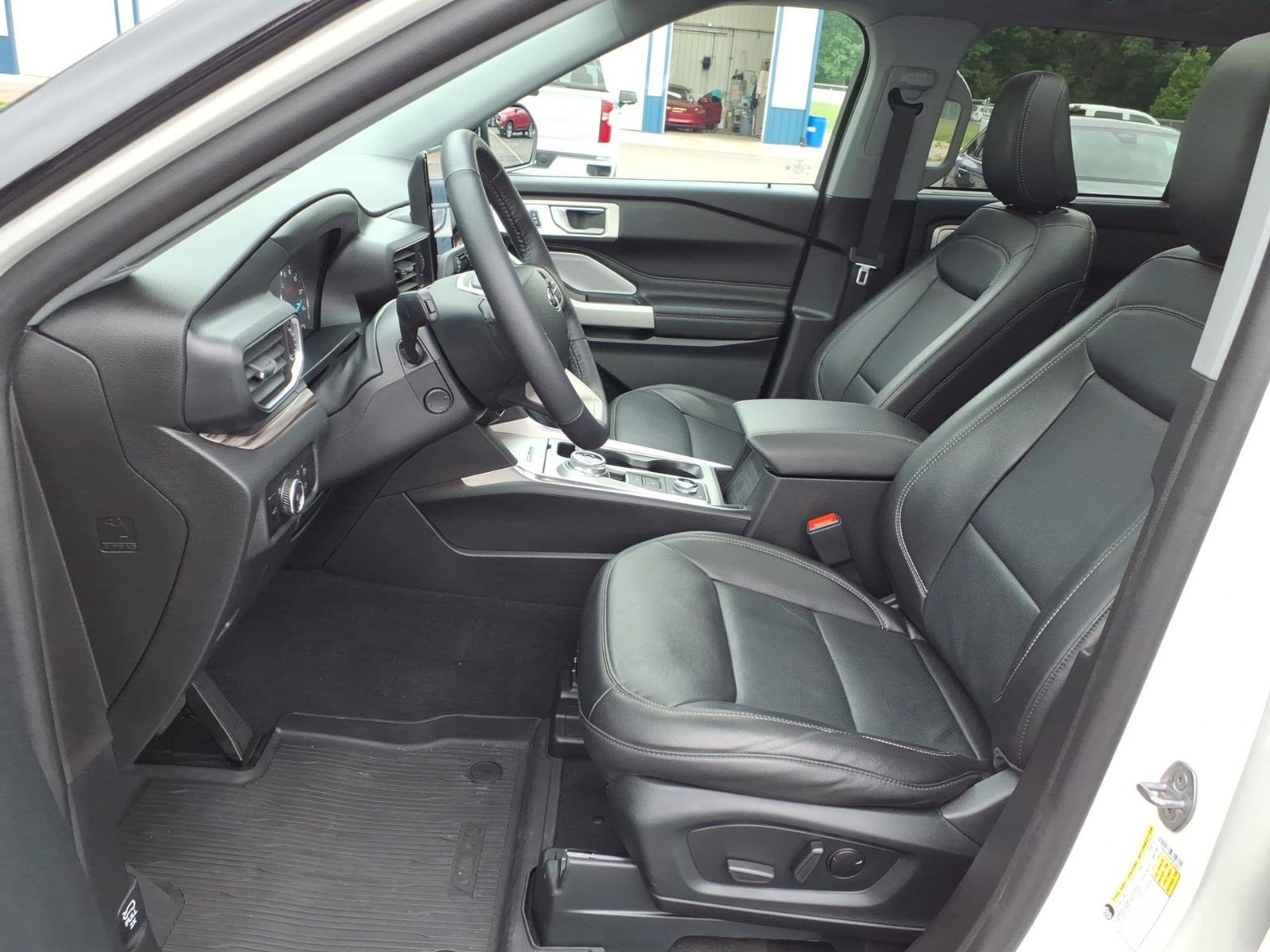 Used 2023 Ford Explorer Limited w/ Limited Technology Package AWD/4WD image 4