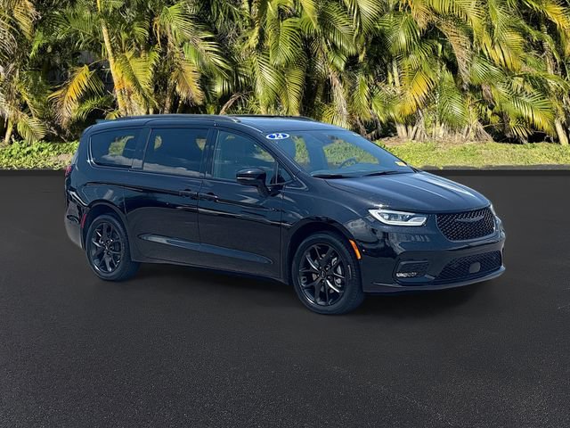 Used 2024 Chrysler Pacifica Limited w/ Uconnect Theater Family Group AWD/4WD image 2